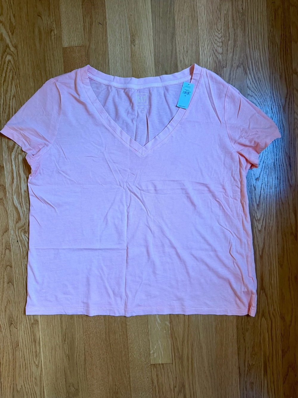 NWT!! Gap women’s v-neck t shirt size XL